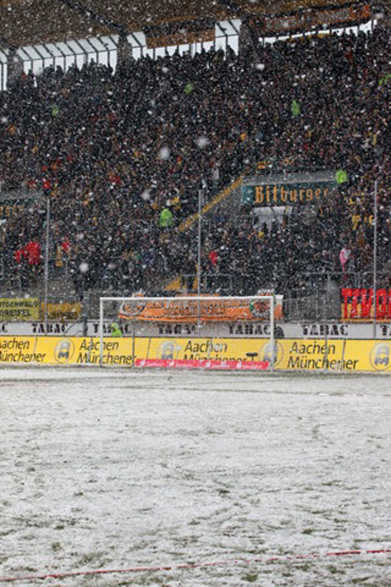 Dichtes Schneetreiben sorgte für ziemlich irreguläre Platzverhältnisse bei der Partie zwischen Alemannia Aachen und Hansa Rostock