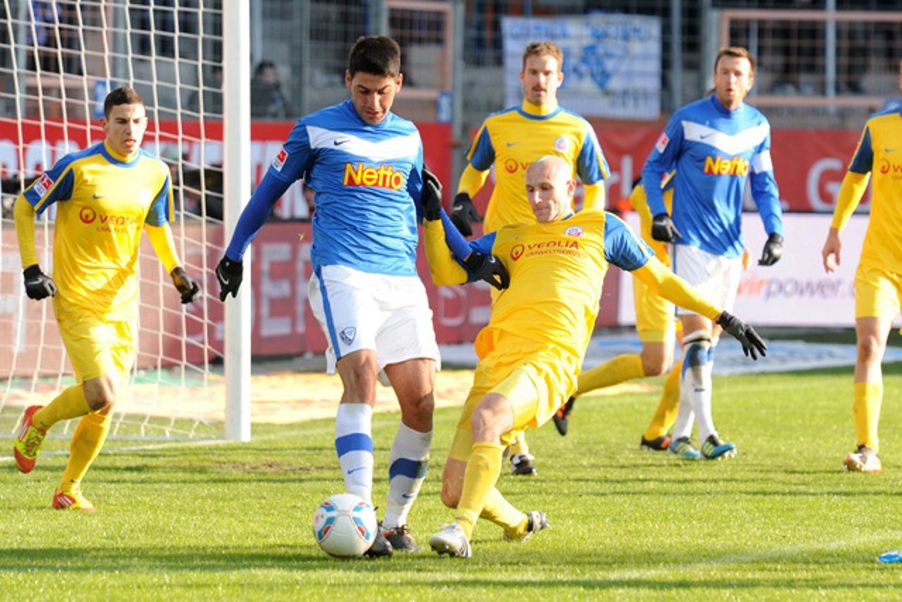 Mirkan Aydin (VFL Bochum) im Zweikampf mit Marek Janecka (Hansa Rostock)