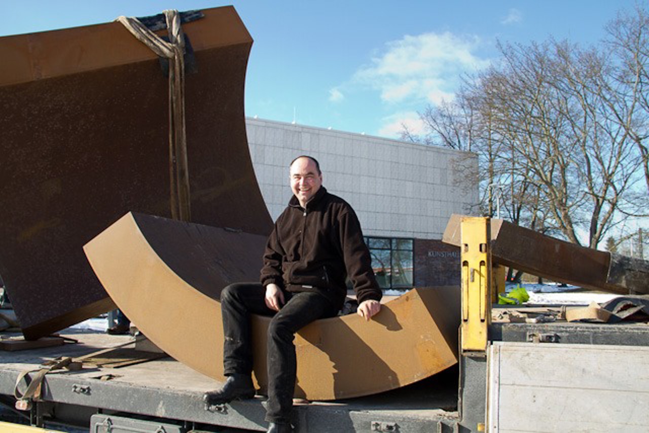 Thomas Röthel aus einer seiner Stahlskulpturen