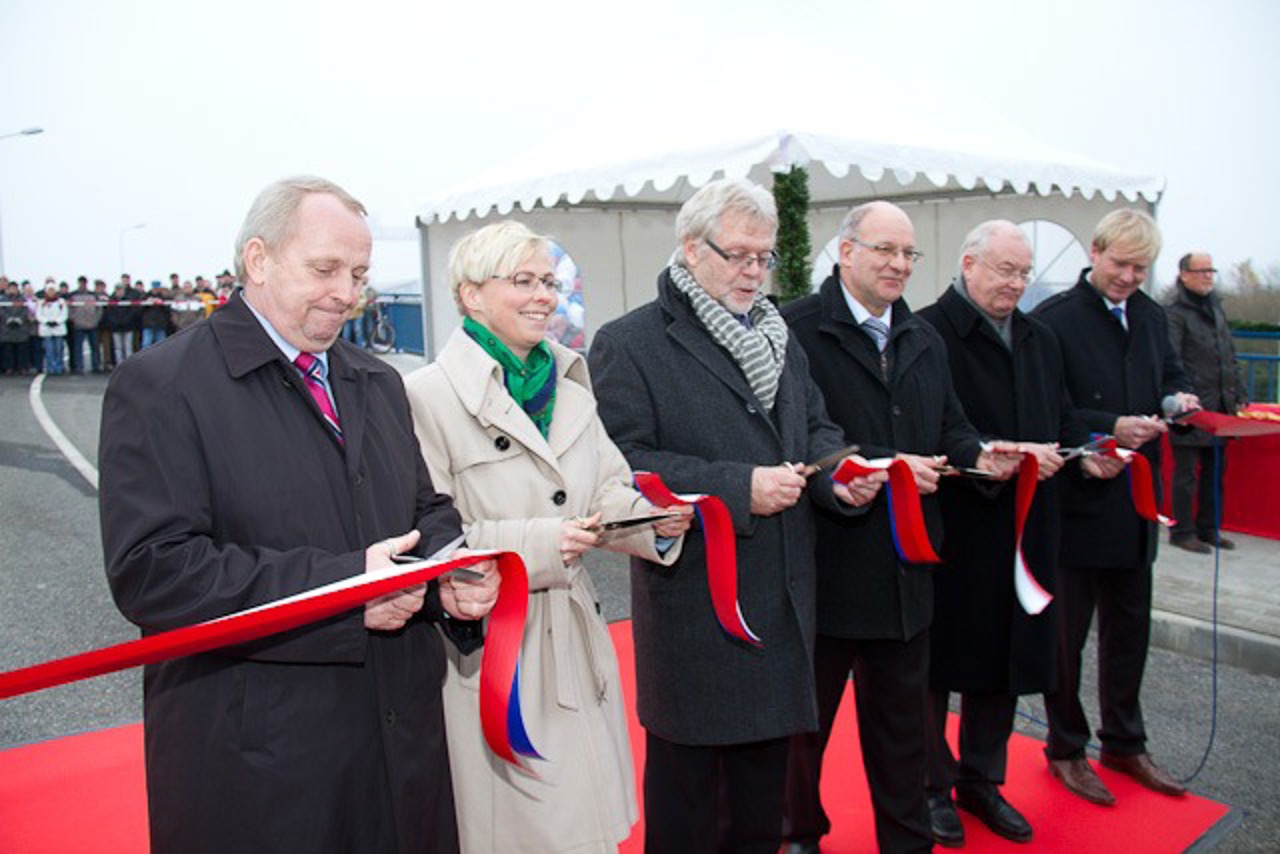 Minister Till Backhaus, Staatssekretärin im Ministerium für Energie, Infrastruktur und Landesentwicklung Ina-Maria Ulbrich, Heinz Wessels von der Baufirma STRABAG AG, Oberbürgermeister Roland Methling, Arvis Kämmerer von der DB Netz AG, Wilfried Eisenberg von der RSAG
