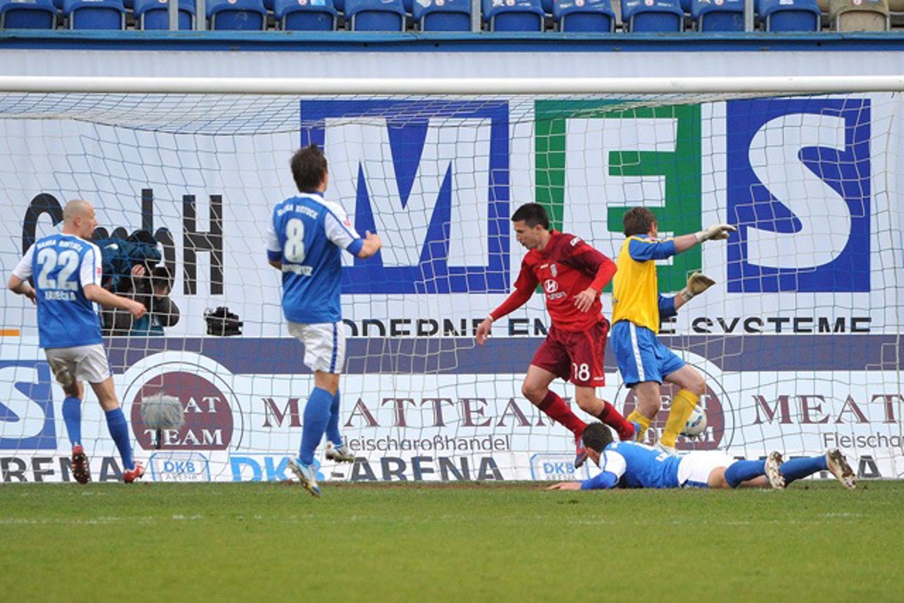 Ilian Micanski erzielt das 3:0 für den FSV Frankfurt gegen Hansa Rostock