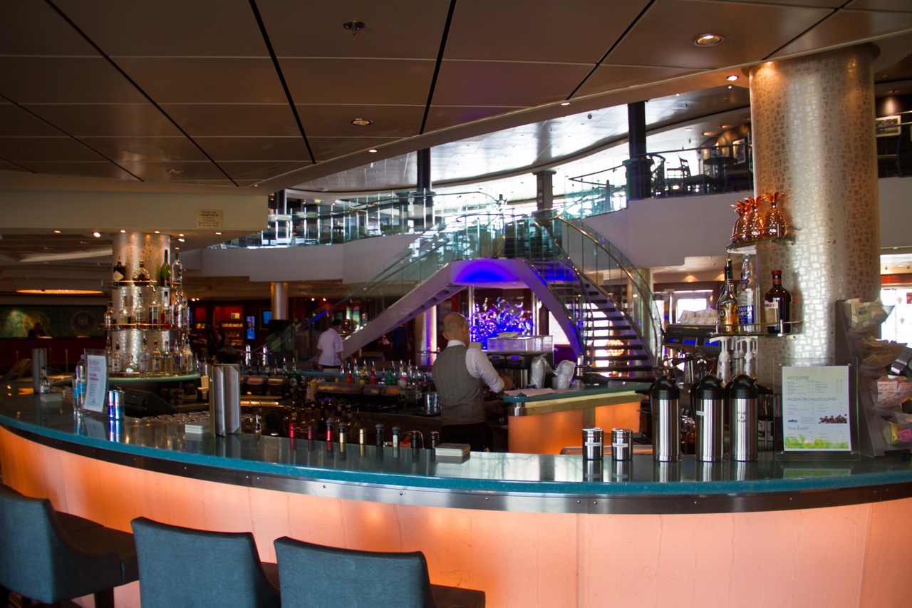 Eine Bar auf der Norwegian Pearl.