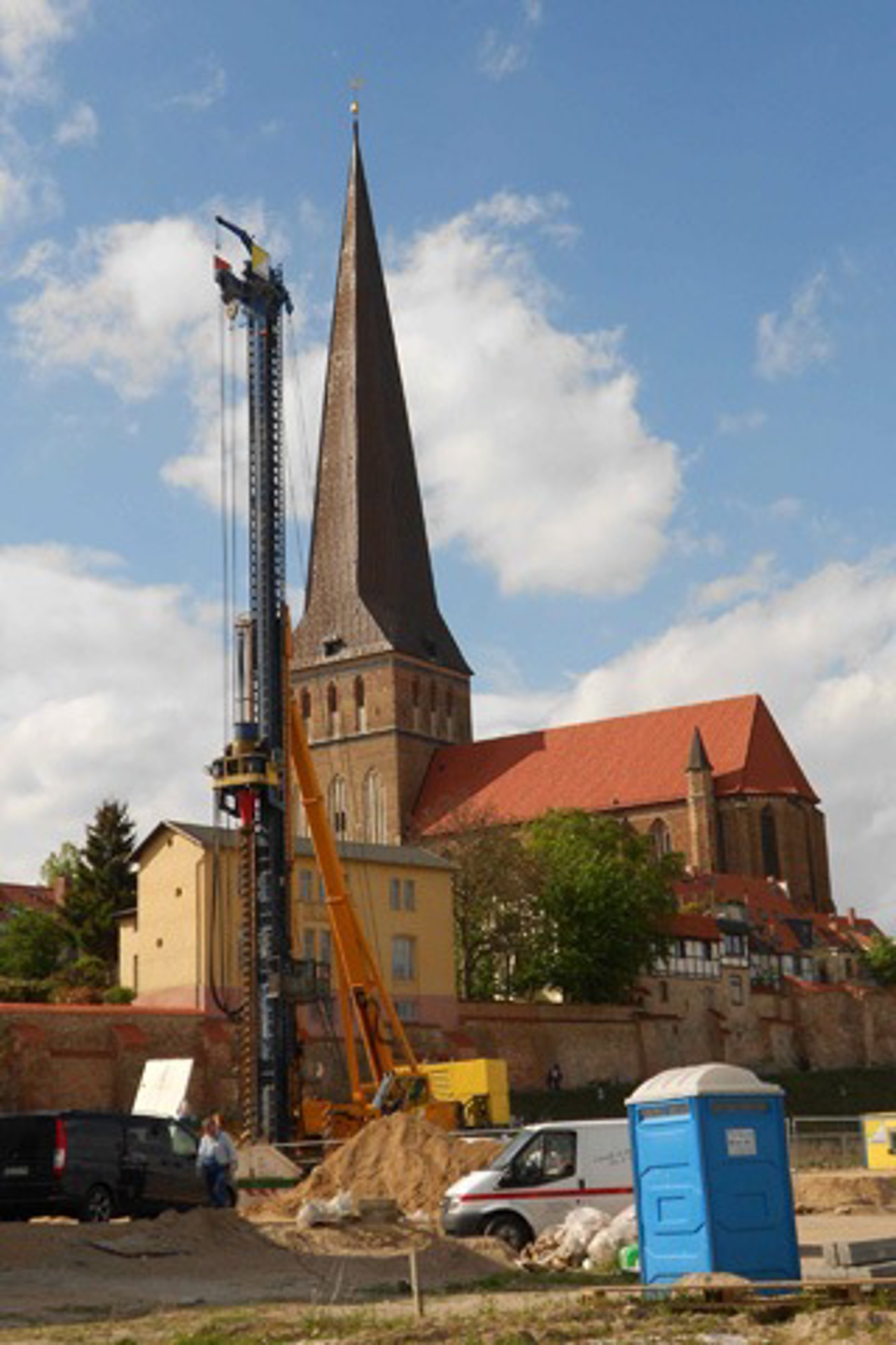 Gigantische Bohrtechnik schafft Gründung für die Sporthalle im Petriviertel