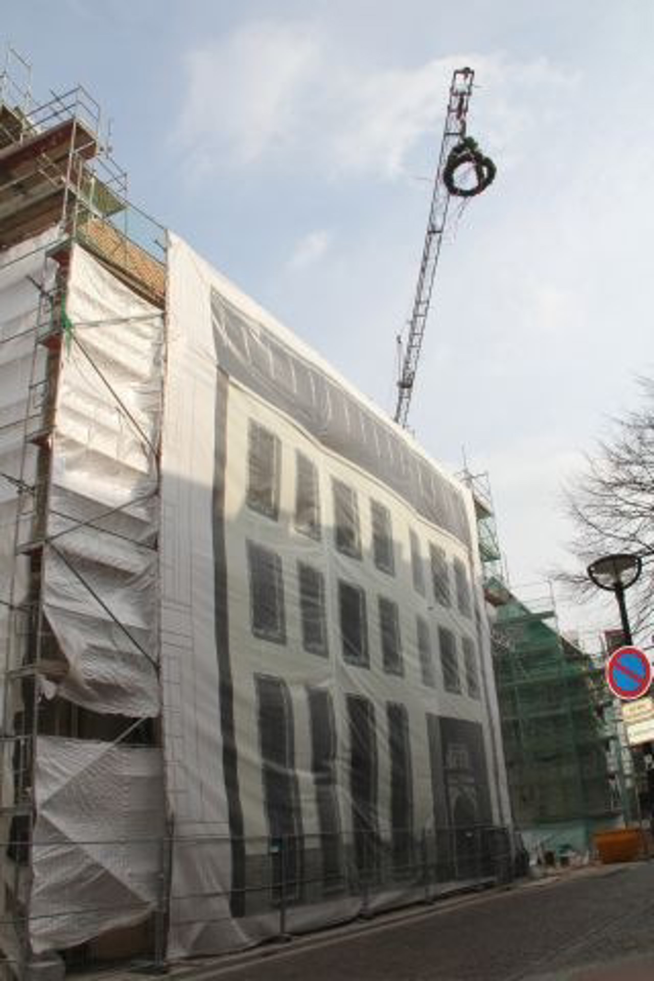 Rathausanbau mit Richtkranz
