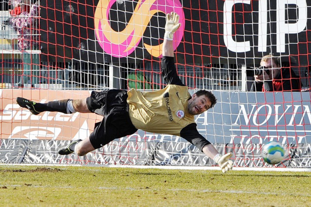 Hansa-Keeper Jörg Hahnel ahnt zwar die richtige Ecke, kann den Elfmeter gegen Jahn Regensburg aber nicht halten