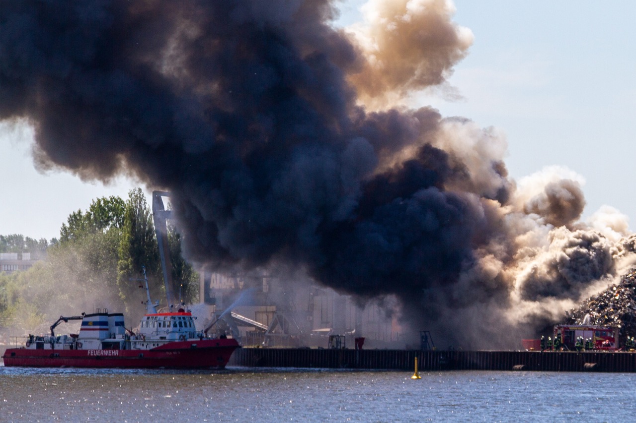 Das Feuerlöschboot FLB 40-3 bei seinem letzten Einsatz, einem Großbrand auf dem Schrottplatz im Gewerbegebiet Schmarl