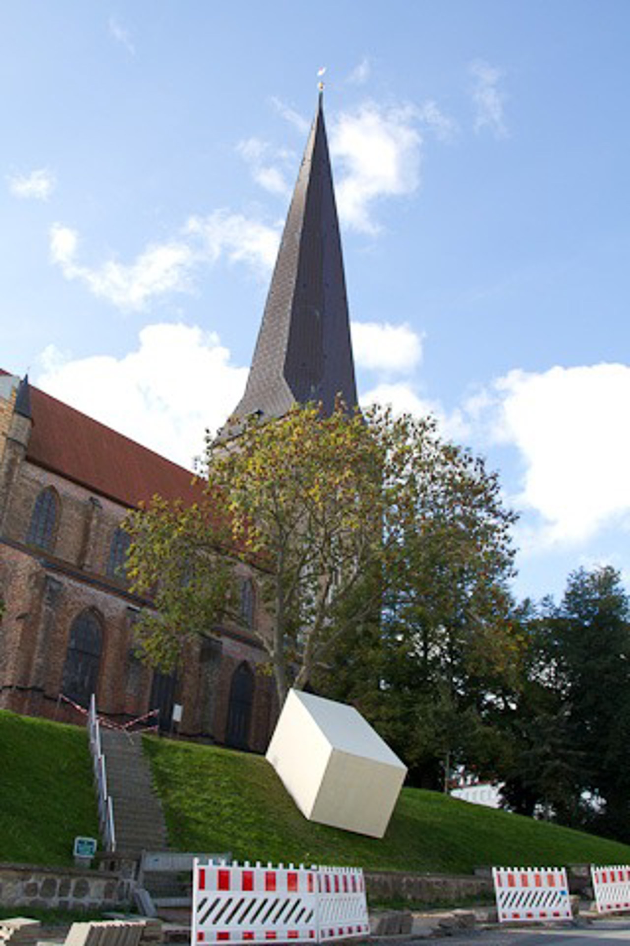 Holger Stark "Torverschließung" bei der Petrikirche