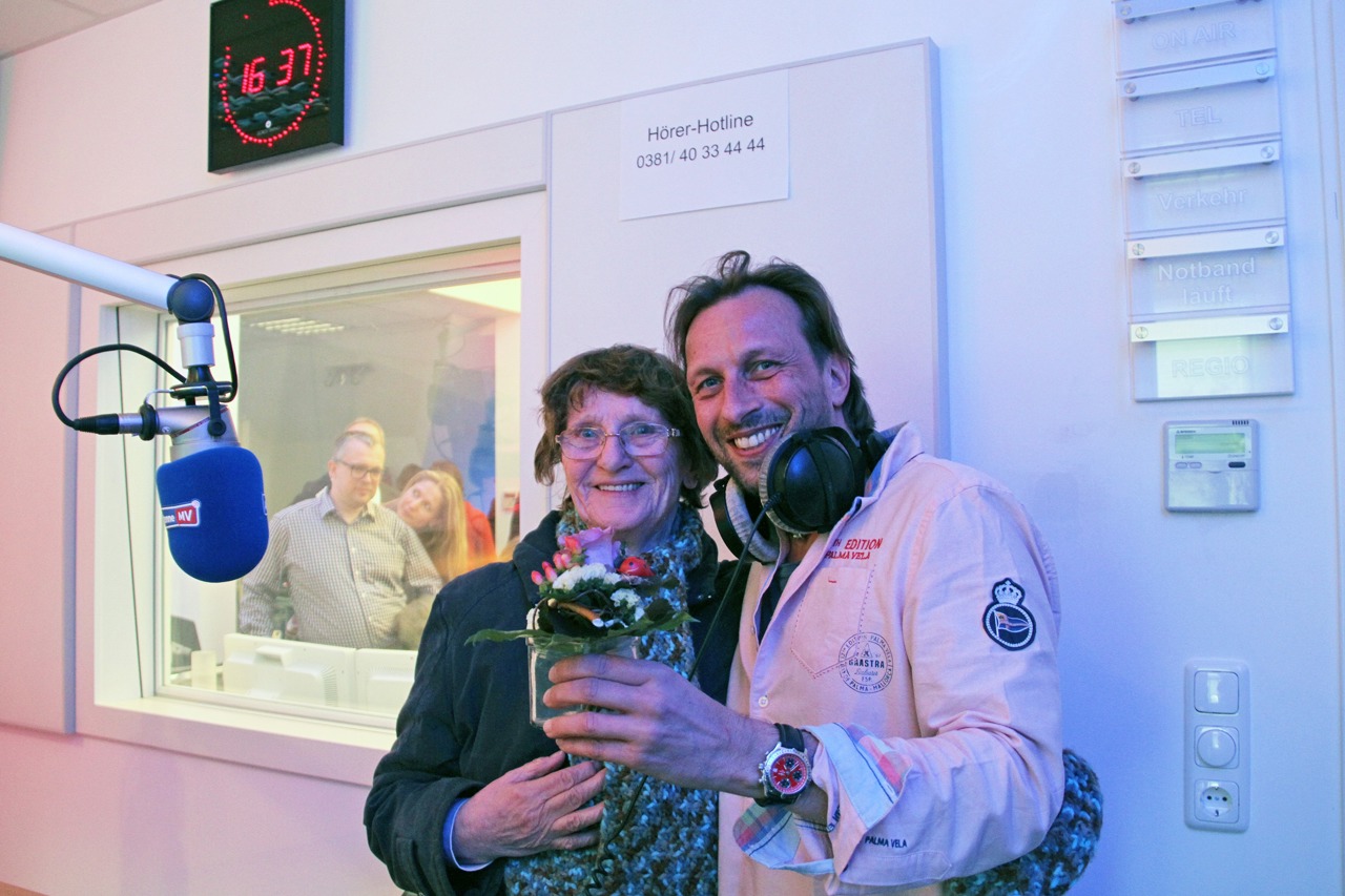 Als Stammhörerin der ersten Stunde hat Ingeburg Kriegel aus Toitenwinkel zum Sendestart von Antenne MV Blumen für Torsten ‚Torte‘ Dück vorbeigebracht