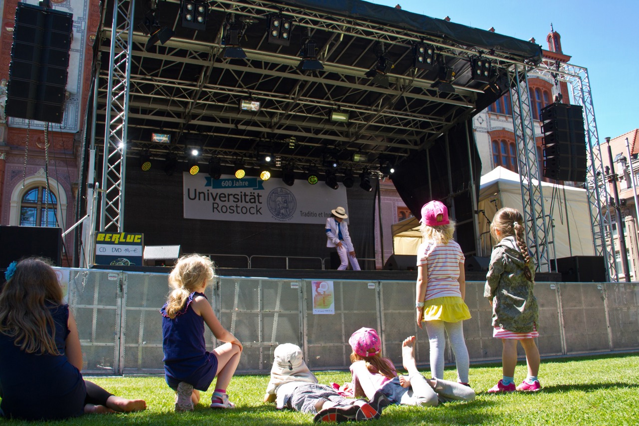 Ein junges Michael-Jackson-Double der Ballettschule Marquardt auf der Sommerfestbühne der Uni