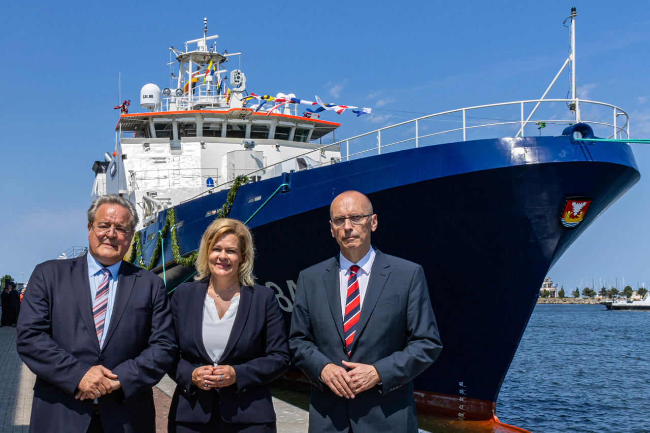 Dr. Dieter Romann (Präsident des Bundespolizeipräsidiums, v.l.), Taufpatin und Innenministerin Nancy Faeser und Horst Kriesamer (Präsident der Bundespolizeidirektion Bad Bramstedt)