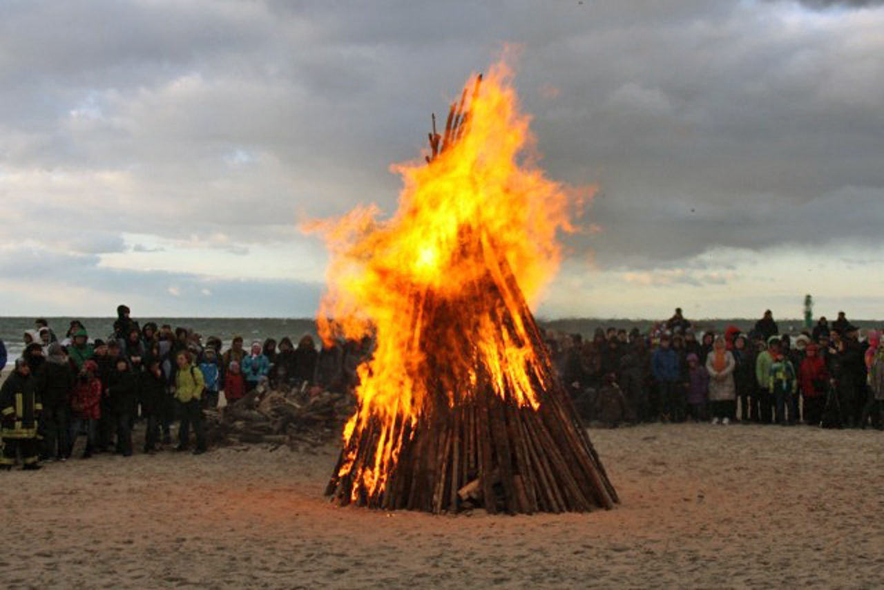 Osterfeuer 2012 am Strand von Warnemünde