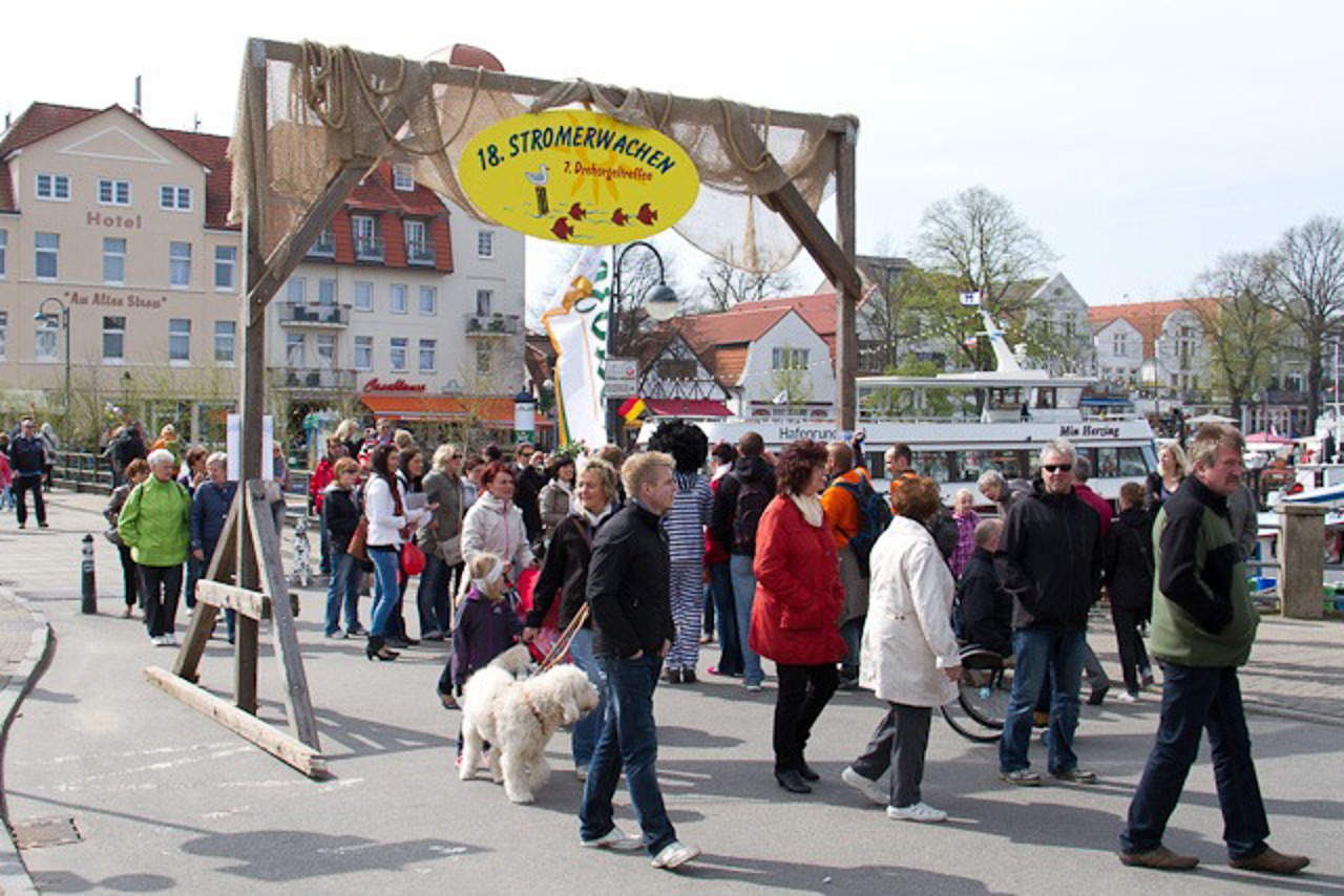 Stromerwachen an der Bahnhofsbrücke in Warnemünde