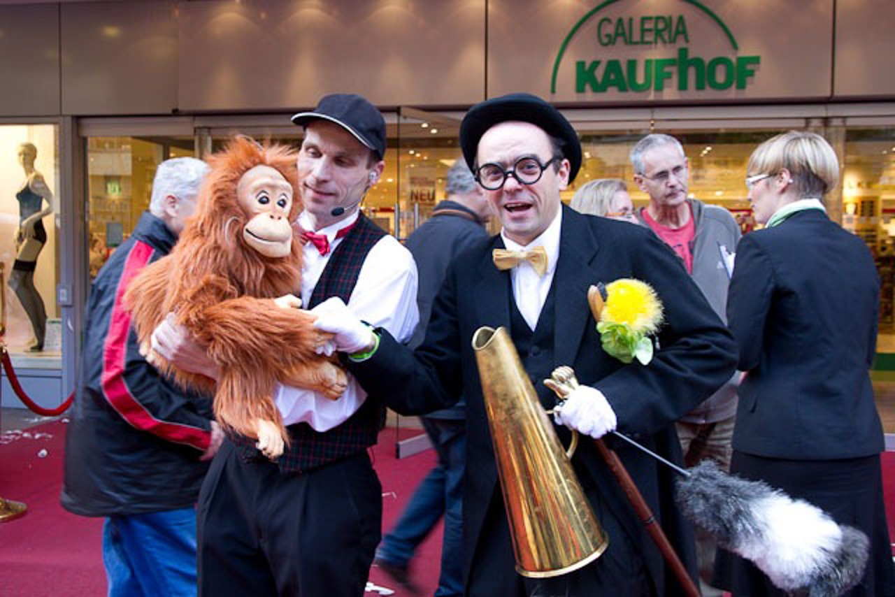 Walking Acts bei der Wiedereröffnung der Galeria Kaufhof