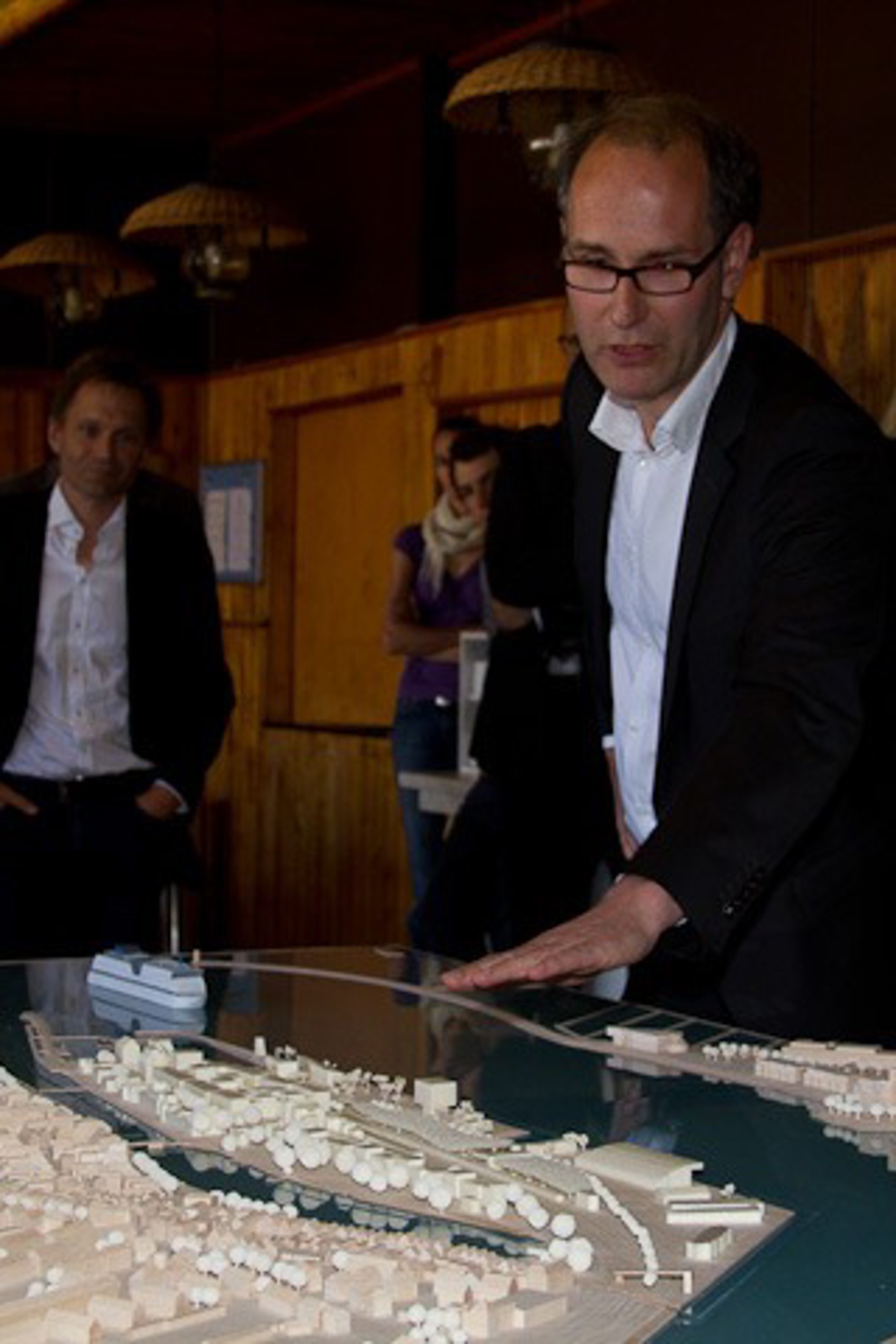 Lutz-Matthias Keßling, dahinter sein Kollege, vom Büro Böge Lindner K2 Architekten