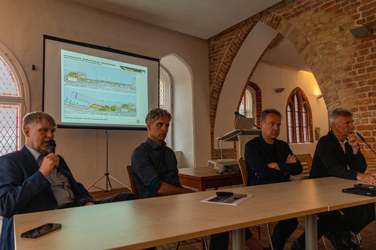 Hochwasserschutz im Stadthafen Rostock - Planungsstand vorgestellt - Dr. Lars Tiepolt (Dezernatsgruppenleiter im StALU MM, v.l.), Robert Strauß (Leiter, Planung, Buga 2025 GmbH), Holger Matthäus (Senator für Infrastruktur, Umwelt und Bau) und Ralph Müller (Leiter des Amtes für Stadtentwicklung, Stadtplanung und Wirtschaft)