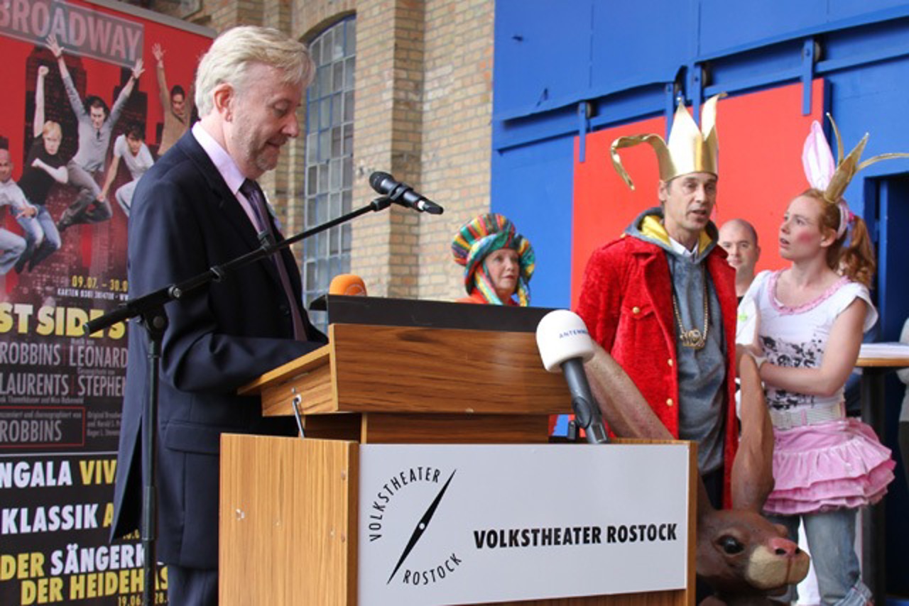 Die Heidehasen eröffnen am Sonntag die Sommertheater-Saison des Volkstheaters Rostock in der Halle 207