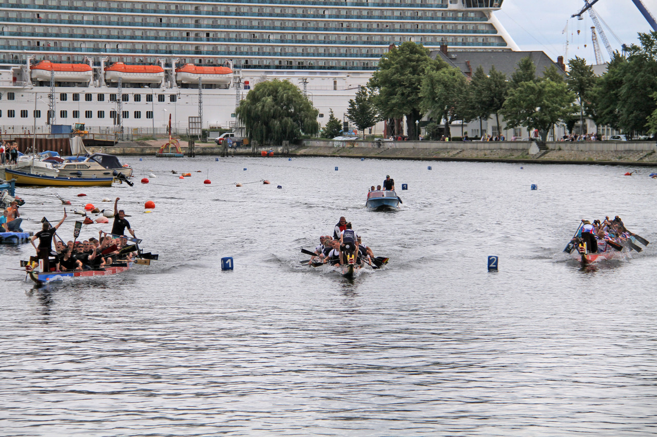 Die Rostocker Seebären (links) gewinnen das A-Finale des Drachenbootfestivals 2016 in Warnemünde vor den Teams „de Zuariner“ (Mitte) und „Pneumant Dragon“ (rechts)