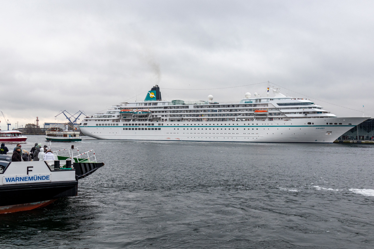 Das ZDF-Traumschiff „Amadea“ vor dem Warnemünde Cruise Center am Liegeplatz P7