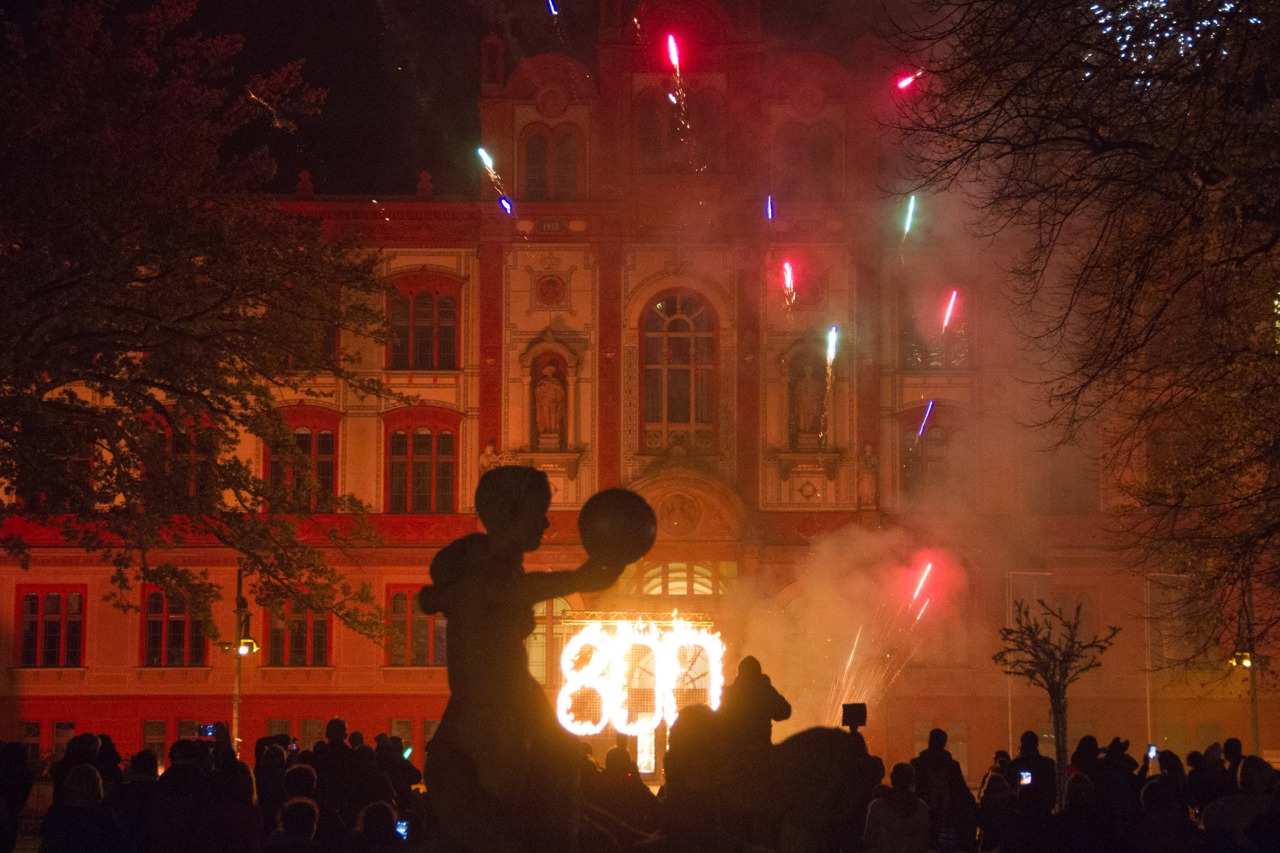 Feuerwerk am Unihauptgebäude