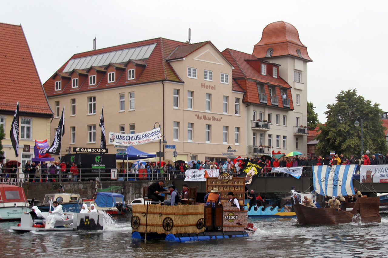 Waschzuberrennen bei der Warnemünder Woche (Foto: Archiv)