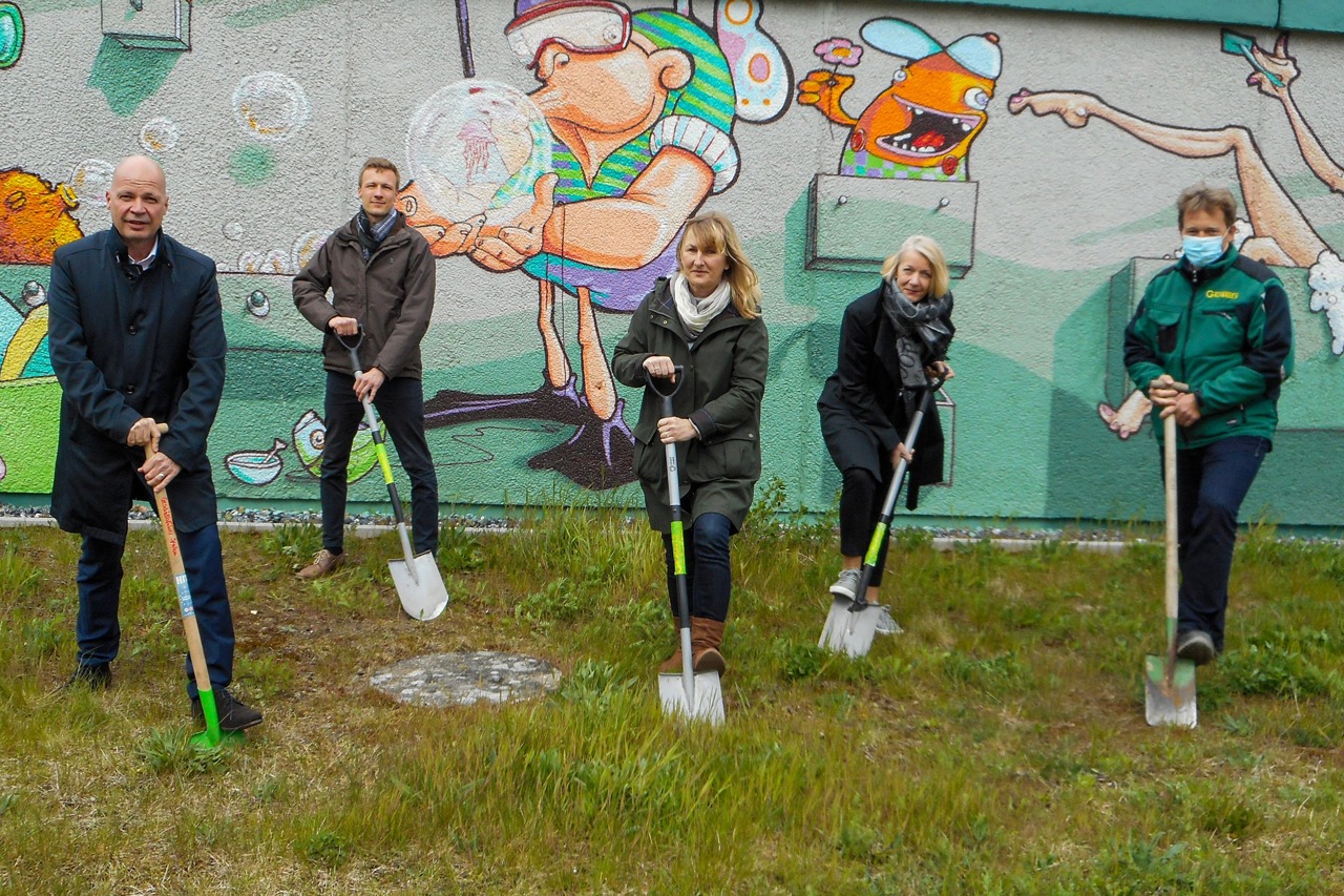 Baustart für Bürgerpark Toitenwinkel - Senator Chris Müller-von Wrycz Rekowski (v.l.), Johannes Schmidt (Quartiersmanager Toitenwinkel), Sigrid Hecht (GF RGS), Anke Knitter (Ortsbeiratsvorsitzende Toitenwinkel) und Kay Brandenburg, GF Baufirma Rostocker GalaBau (Foto: RGS)