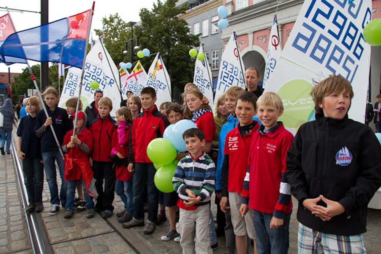 Der Segelnachwuchs nimmt seine neuen Optis vor dem Rathaus Rostock in Empfang