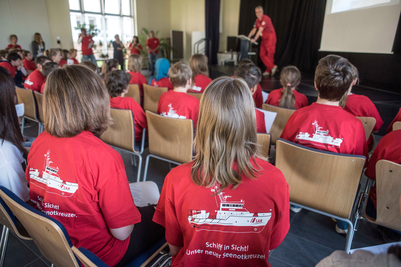 Schülerinnen und Schüler der Nordlicht-Schule in Rostock sind ein Jahr lang die „Klasse Seenotretter!“. In dem Projekt der Deutschen Gesellschaft zur Rettung Schiffbrüchiger (DGzRS) beschäftigen sie sich im Unterricht mit der Arbeit der Seenotretter (Foto: DGzRS/Frank Hormann)