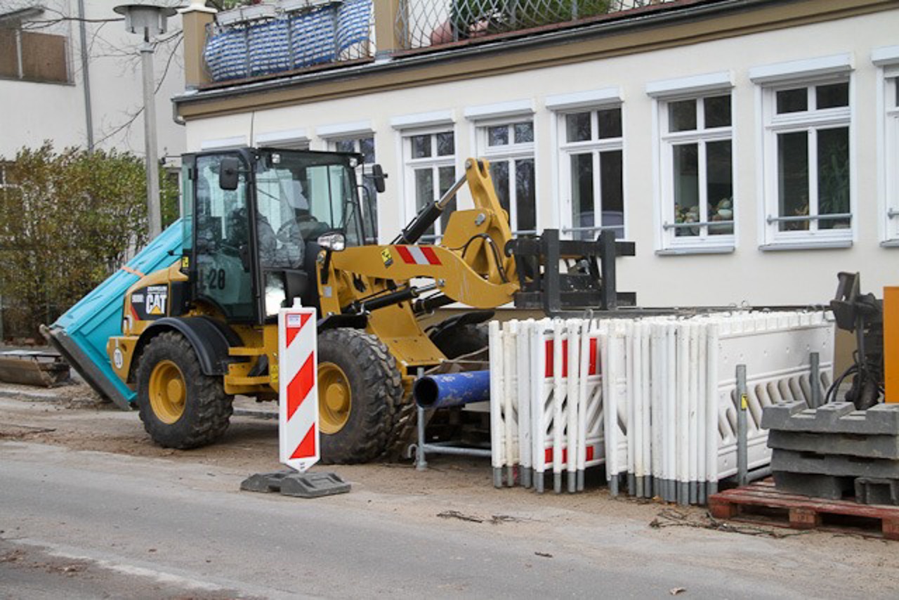 Damit nichts herumfliegt, wurde die mobile Toilette an der Straßenlaterne festgebunden und die Absperrungen zusammengeschoben, um die Baustelle zu sichern.