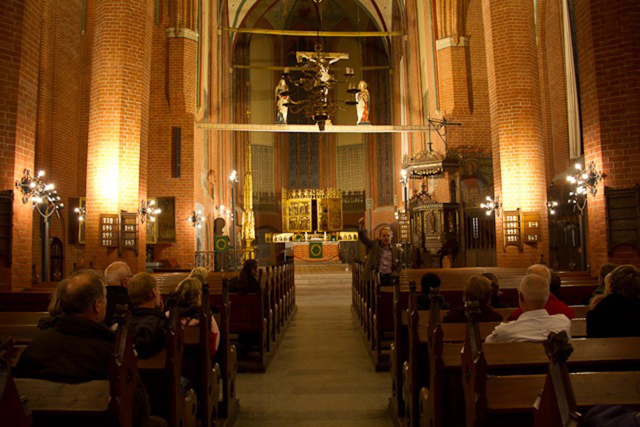 Museumsleiter Dr. Steffen Stuth hält einen Vortrag über die Universitätskirche