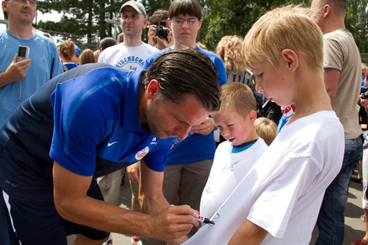 Kapitän Sebastian Pelzer signiert für Fans