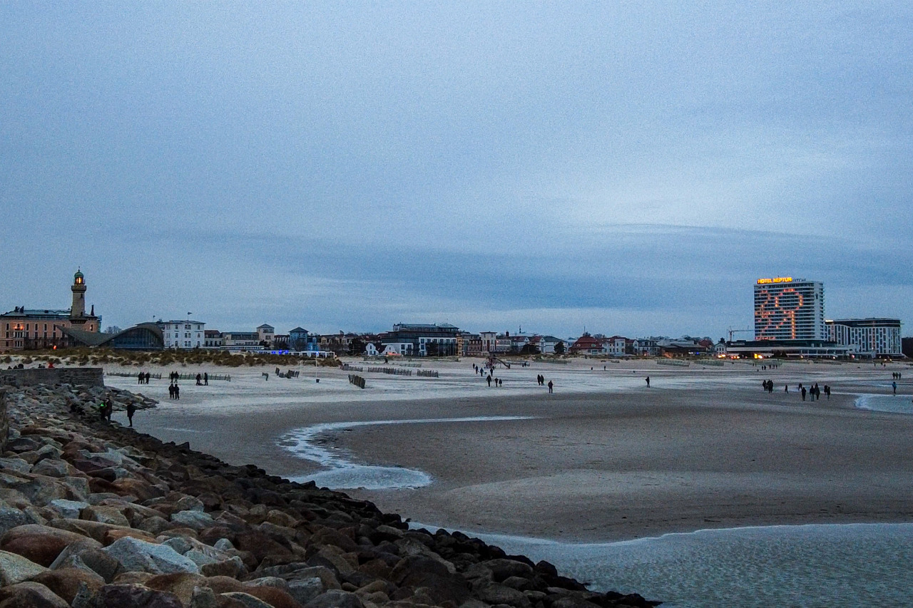 Sturmtief Hermine sorgte für Niedrigwasser und einen breiten Strand in Warnemünde