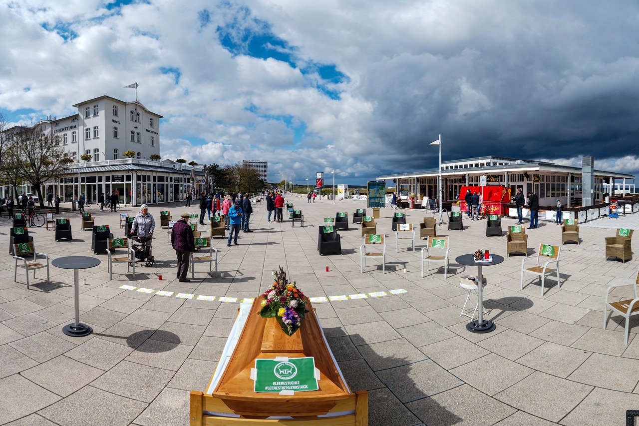 Leere Stühle in Warnemünde