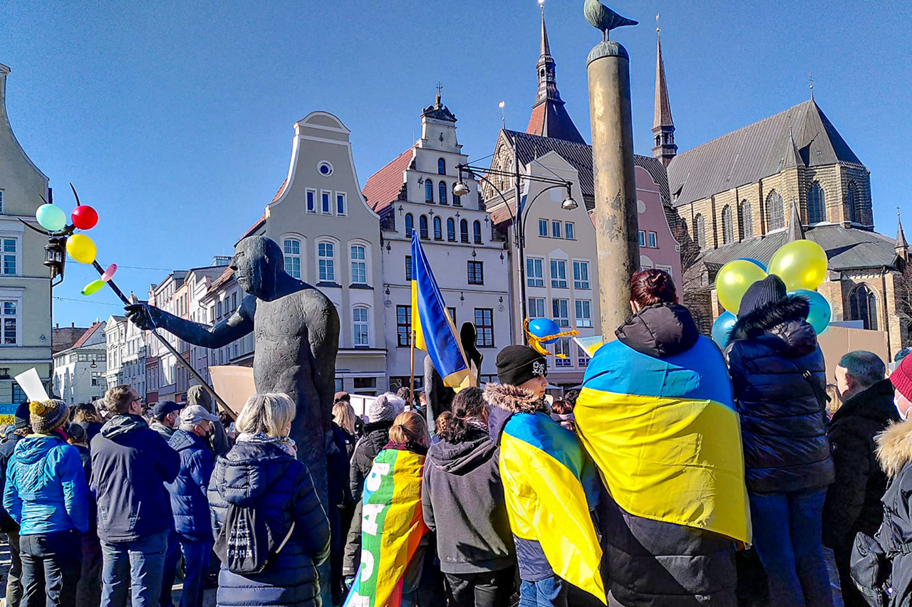 Demo gegen den Krieg in der Ukraine auf dem Neuen Markt in Rostock
