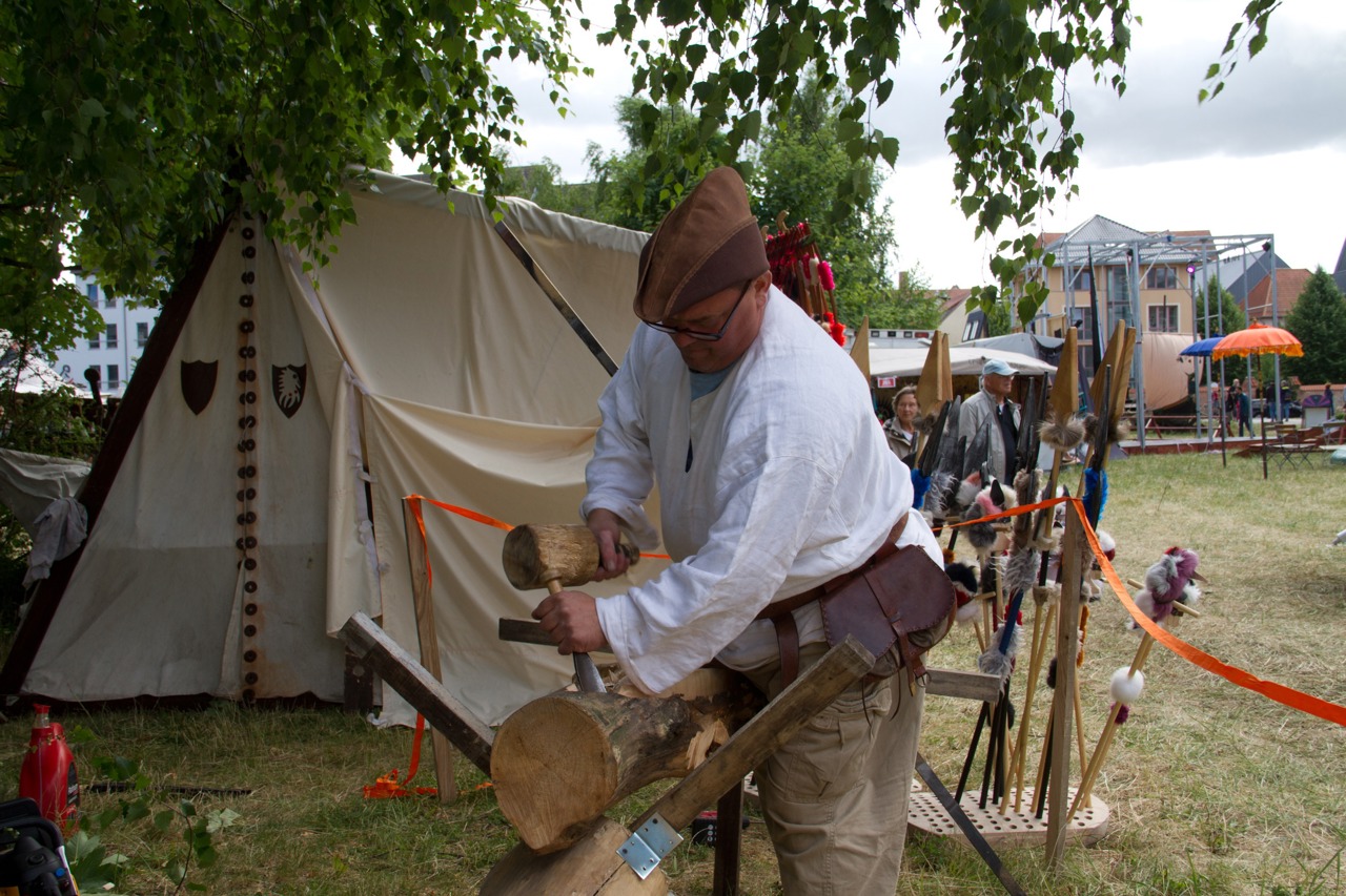 Einblicke in altes Handwerk erhalten Besucher des Hansetages auf dem historischen Markt im Stadthafen