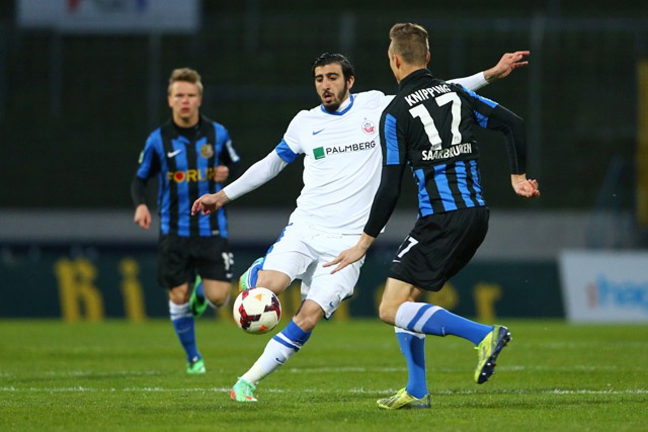 Nikolaos Ioannidis (Hansa Rostock) im Zweikampf mit Tim Knipping (1. FC Saarbrücken)
