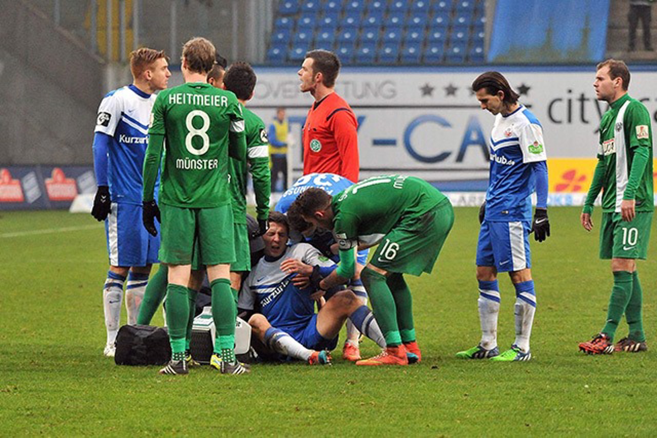 Sascha Schünemann (Hansa Rostock) muss verletzt vom Platz