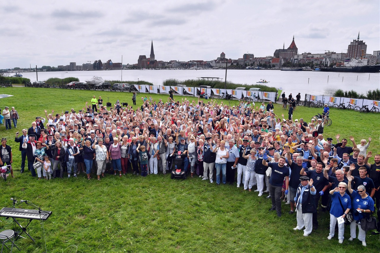 Gemeinschaftsfoto der Chöre vor der Kulisse Rostocks (Foto: Joachim Kloock)