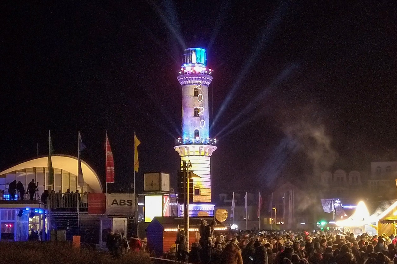 Zum Ende des Warnemünder Turmleuchtens erstrahlt die Jahreszahl 2020 am Leuchtturm