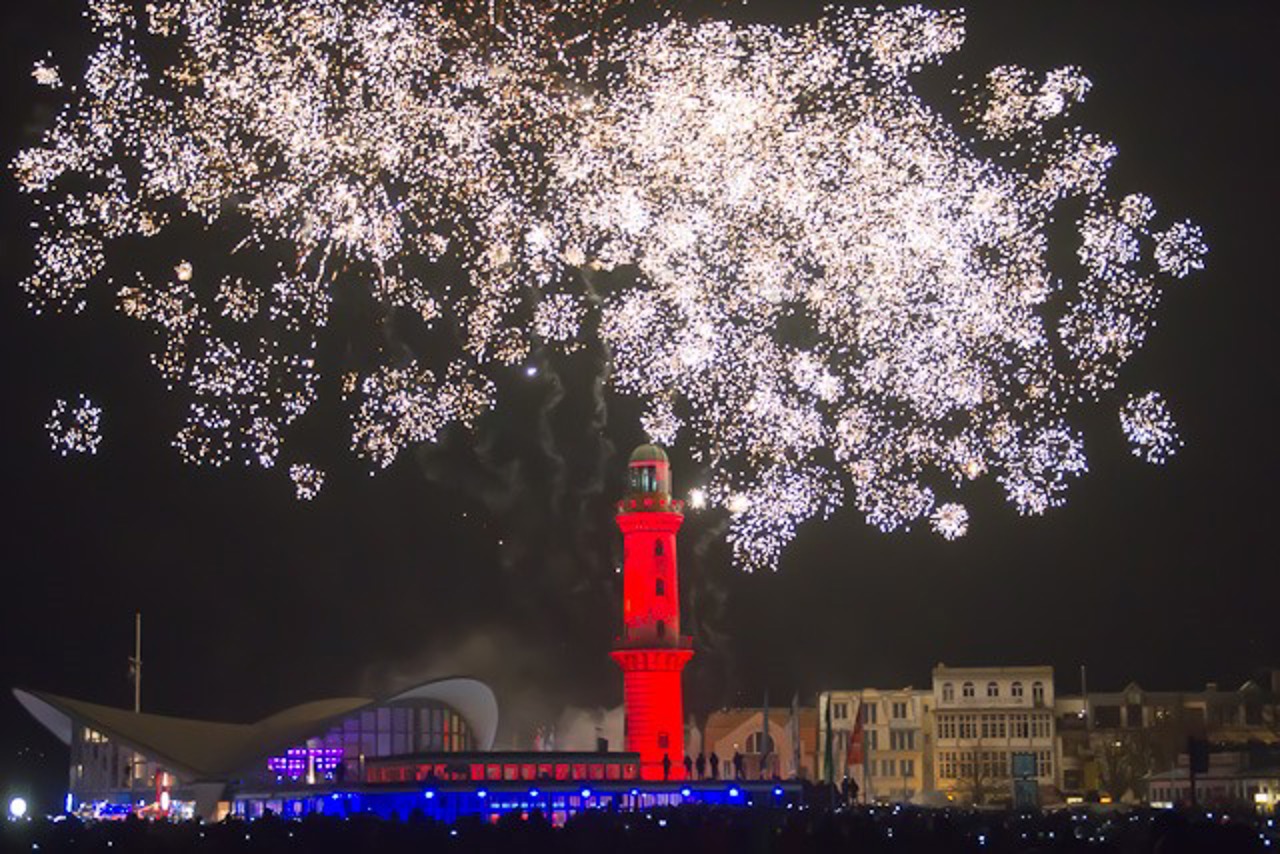 Der Leuchtturm in Warnemünde am Neujahrsabend 2015
