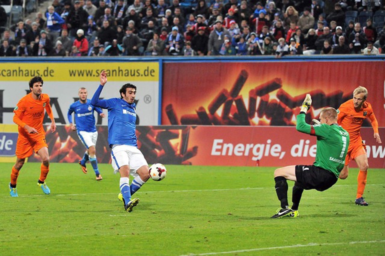 Nikolaos Ioannidis (Hansa Rostock) scheitert an Torwart Timo Ochs (1. FC Saarbrücken)