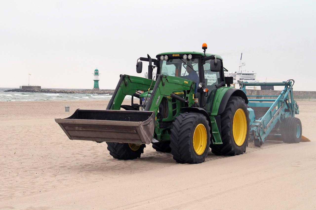 Neues Strandreinigungsgerät für Warnemünde