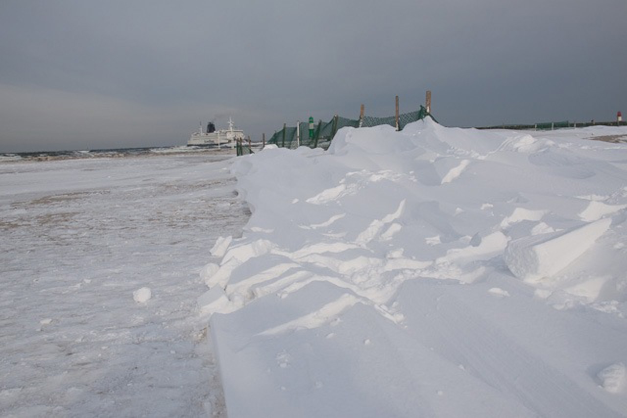 Schnee am Strand von Warnemünde