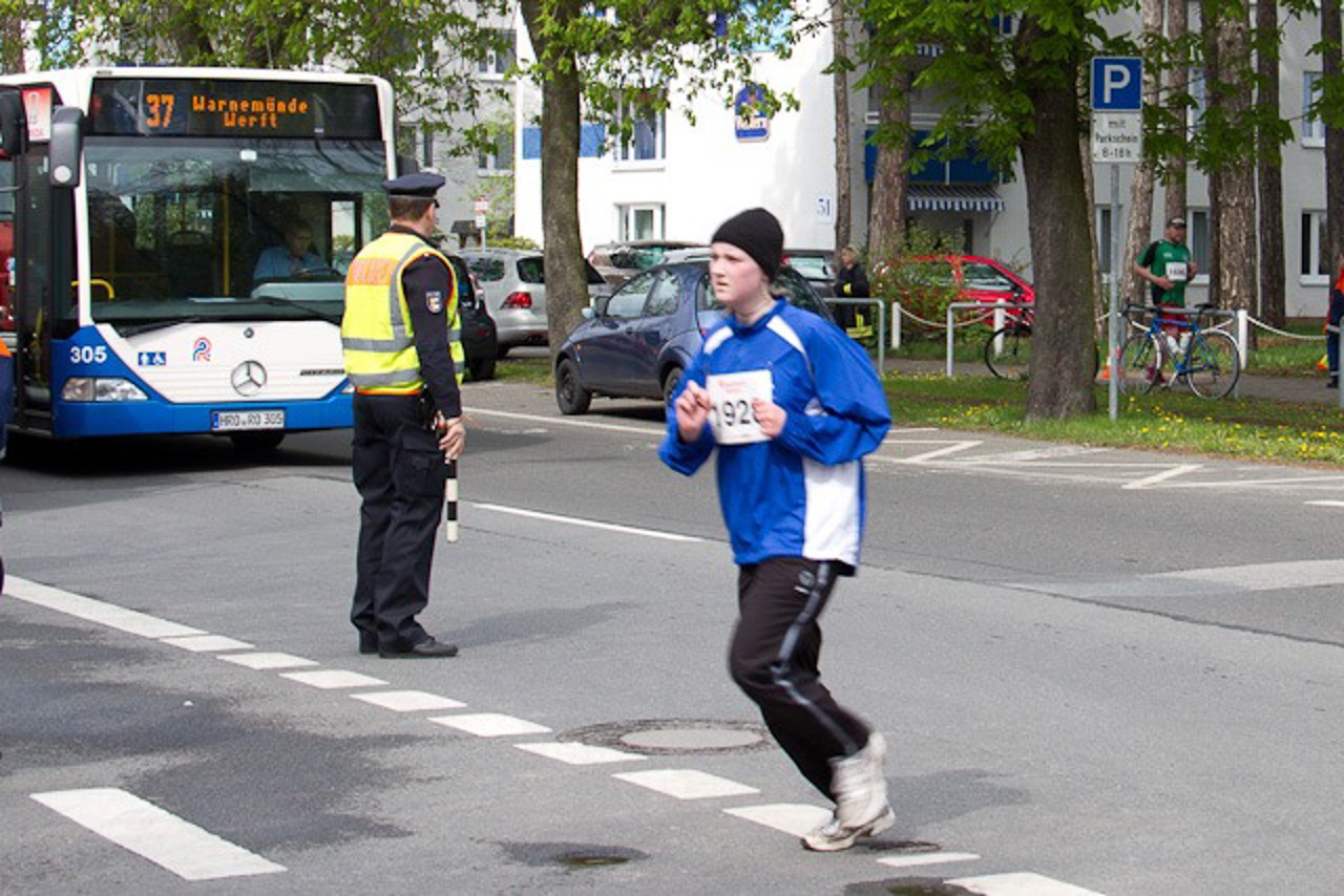 Zwei Polizisten regelten den Verkehr, damit die Läufer die Parkstraße zügig überqueren konnten.