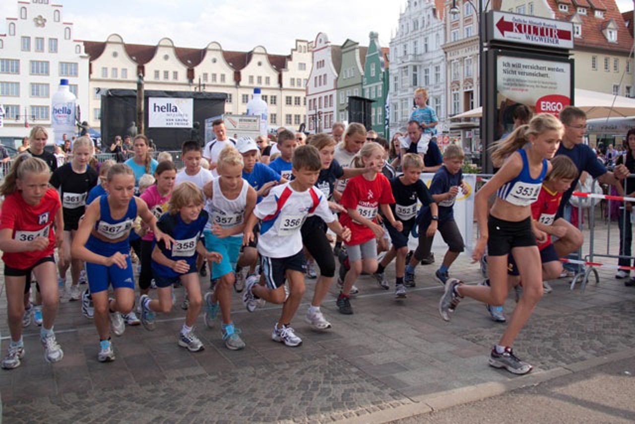Start zum Kaufhof Kids Halbmarathon bei der Rostocker Marathon Nacht