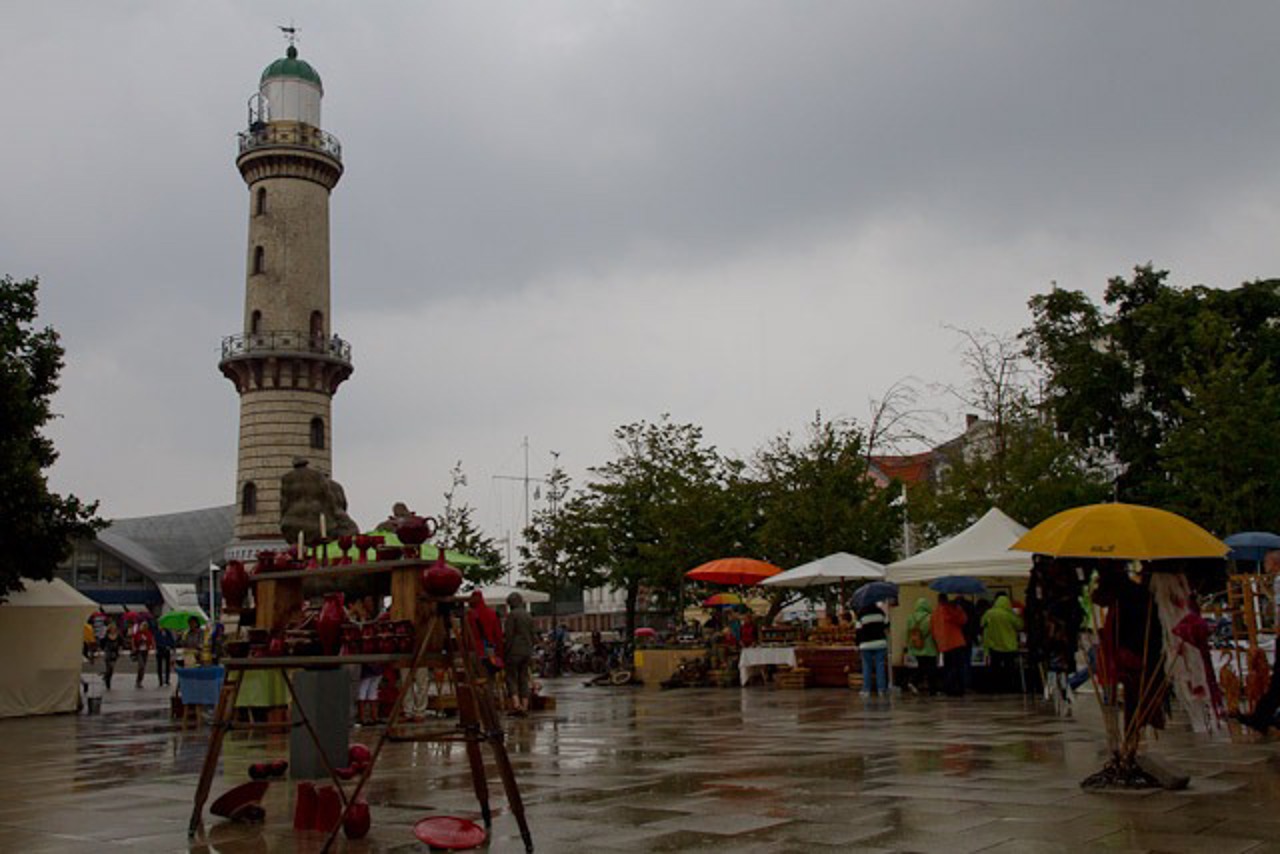 Kunsthandwerkermarkt am Leuchtturm in Warnemünde