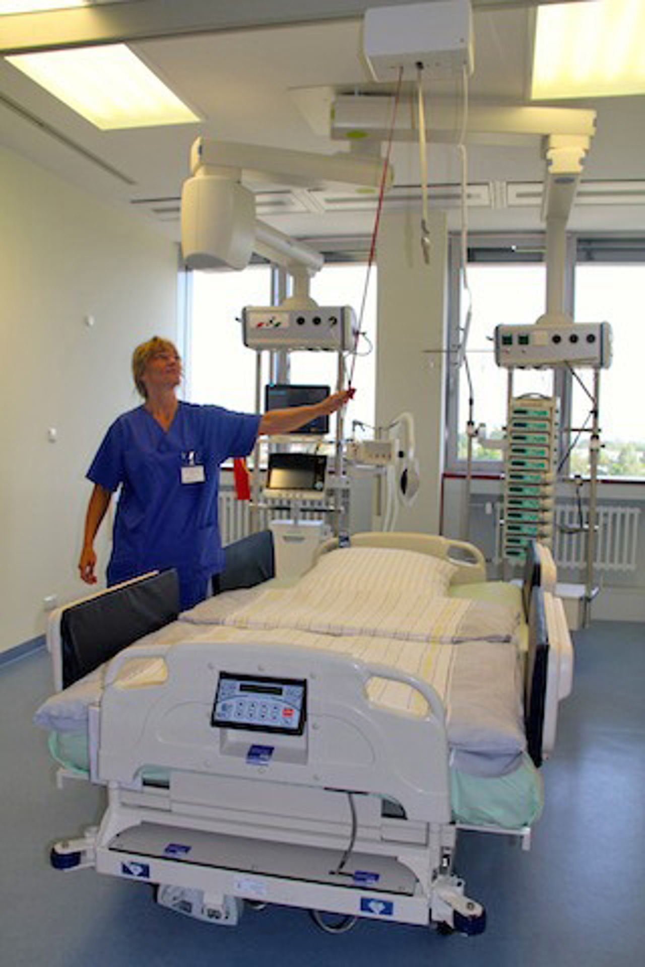 Stationsschwester Kerstin Bockholdtein zeigt die Hebevorrichtung für übergewichtige Patienten