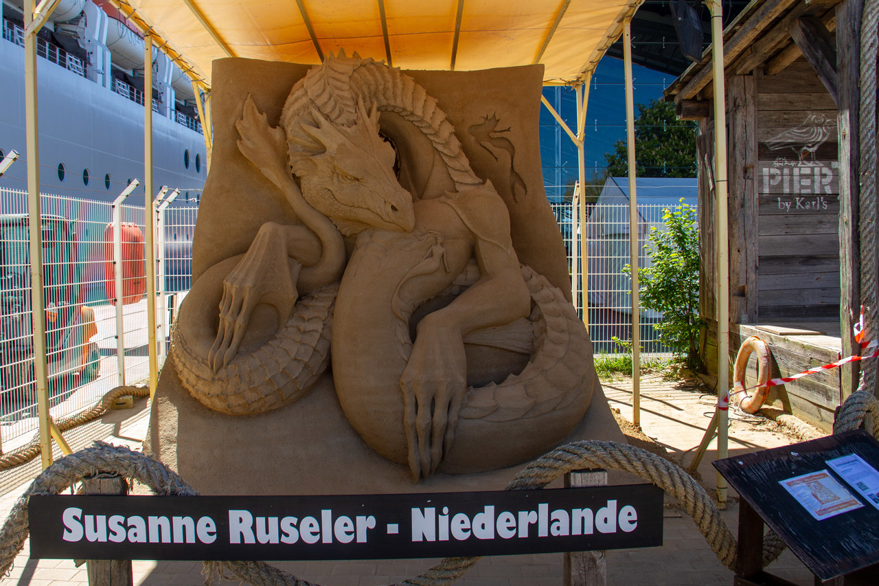 Sandwelt Warnemünde 2019: Seeschlange mit Sirenen von Susanne Ruseler