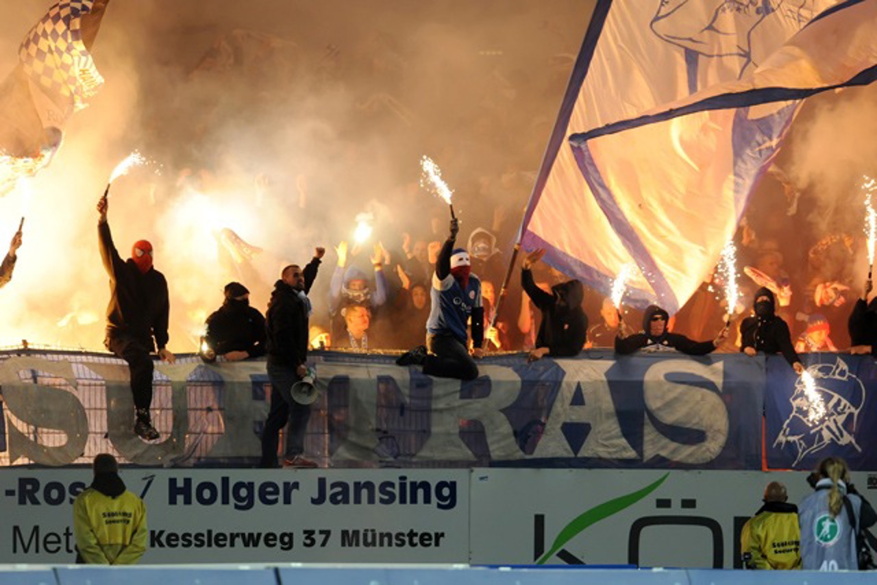 Pyrotechnik im Hansa-Fanblock beim Spiel gegen Preußen Münster