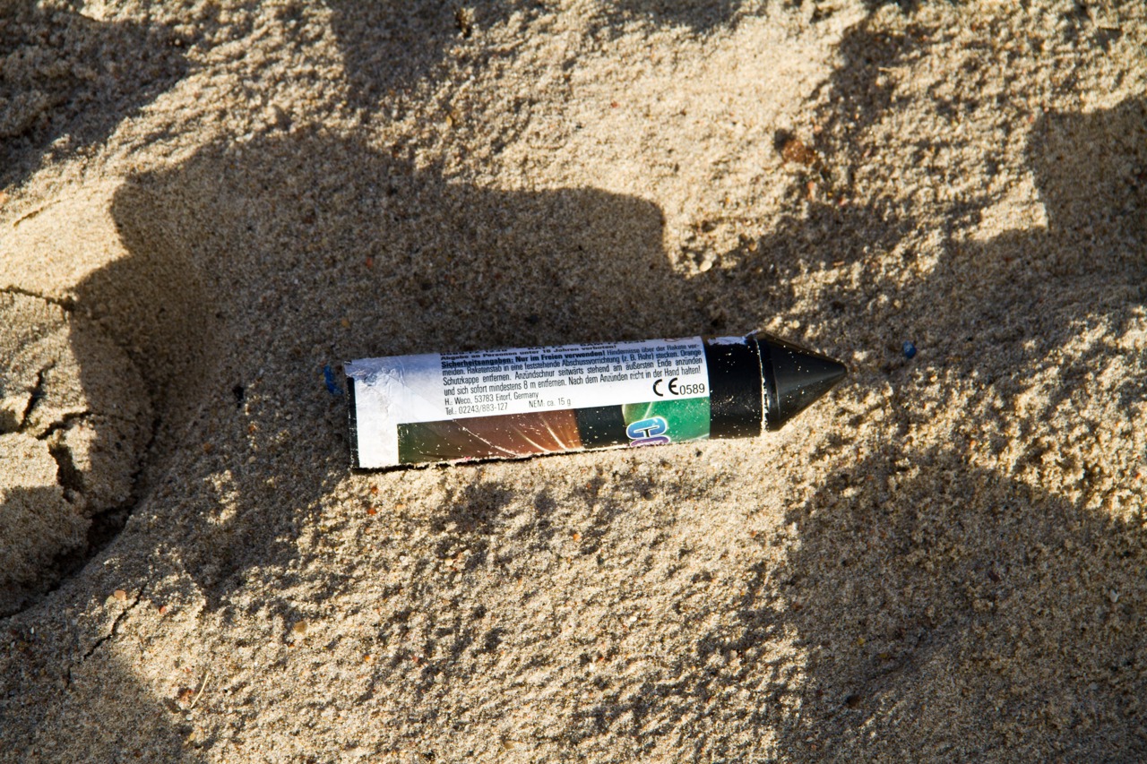 Typischer Plastikmüll nach Silvester. Vor allem die Kunststoffkappe kann zum Problem werden, wenn sie nicht aufgesammelt wird.