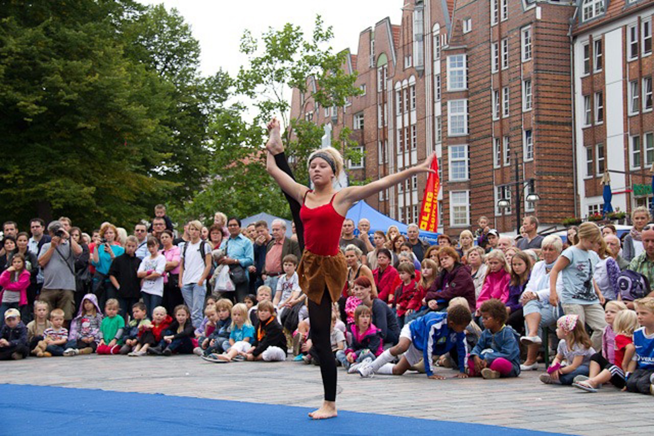 Rhythmische Sportgymnastik beim Sporttag auf dem Uniplatz